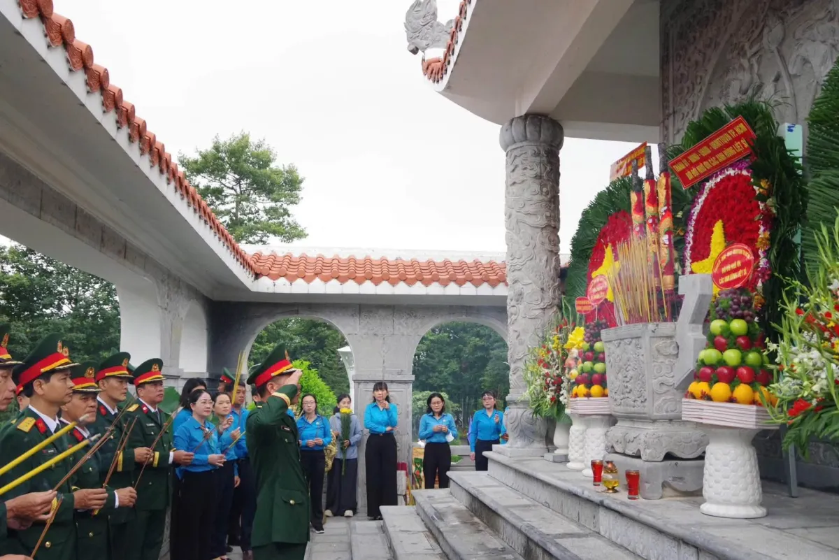 Trường Sĩ quan Công binh dâng hương tưởng niệm các Anh hùng liệt sĩ